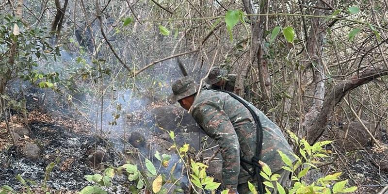 Ejército de Guatemala apoya la supresión de incendio forestal registrado en Jutiapa.