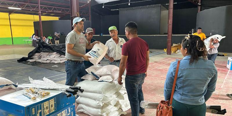 Más familias de Poptún reciben el Bono Campesino