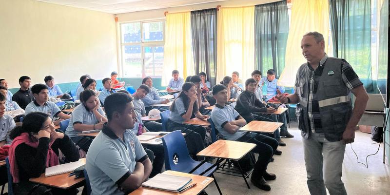 Estudiantes de reciben capacitación acerca del bienestar animal