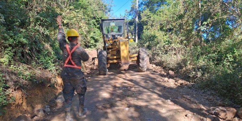 Ejército de Guatemala rehabilita la red vial terciaria en diez departamentos.