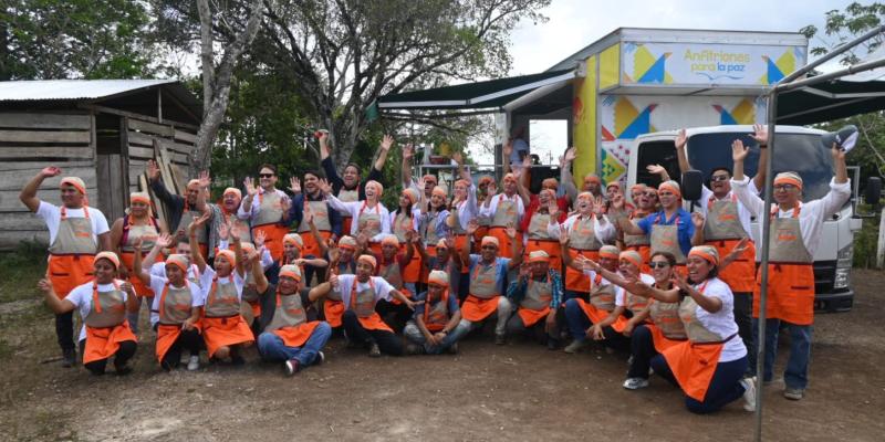 Secretario Carlos Mendoza compartió experiencias con jóvenes del programa Anfitriones para la Paz.  