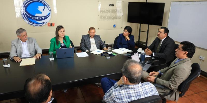 DGT abre sus puertas al diálogo con transportistas extraurbanos en favor de un servicio más eficiente y ordenado