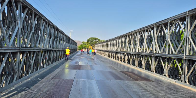 Reemplazan planchas del puente Santiago en la CA-09 Norte