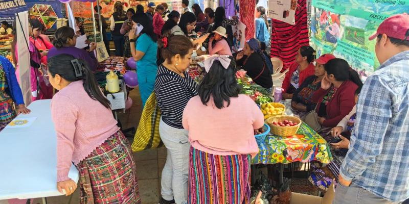 Vegetales frescos son los protagonistas de la Feria del Agricultor en Totonicapán