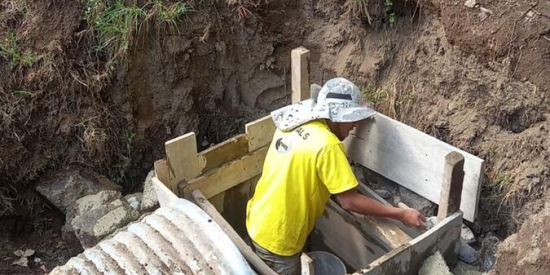 El mantenimiento en la red de drenajes contribuye a evitar el colapso de la infraestructura vial.