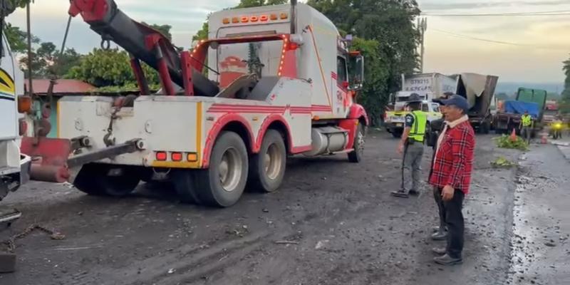 Provial asiste en colisión múltiple en la CA-2 Occidente 