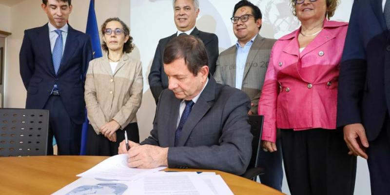 Guatemala firma Memorando con Hispasat para reducir la brecha digital 