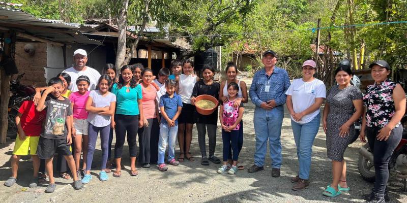 Jóvenes aprende elaboración de concentrado artesanal para aves de traspatio