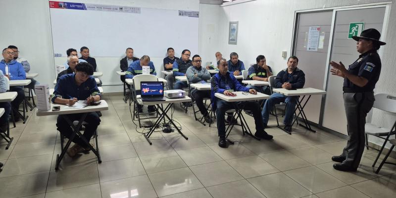 La seguridad vial sale de la carretera y entra a la oficina