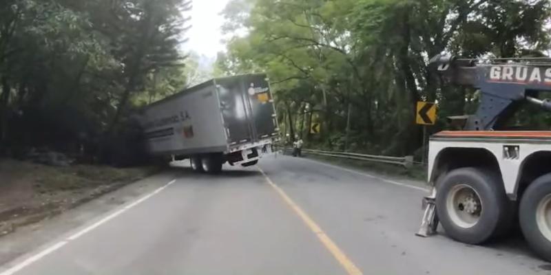 Pronta atención: Provial apoya tras derrape de tráiler en Los Amates, Izabal
