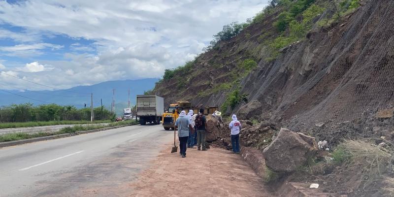 Provial regula el tránsito tras desprendimiento de rocas en Guastatoya
