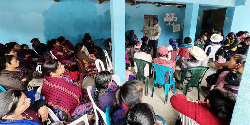 Familias aprenden y se alimentan gracias a los huertos y las buenas prácticas