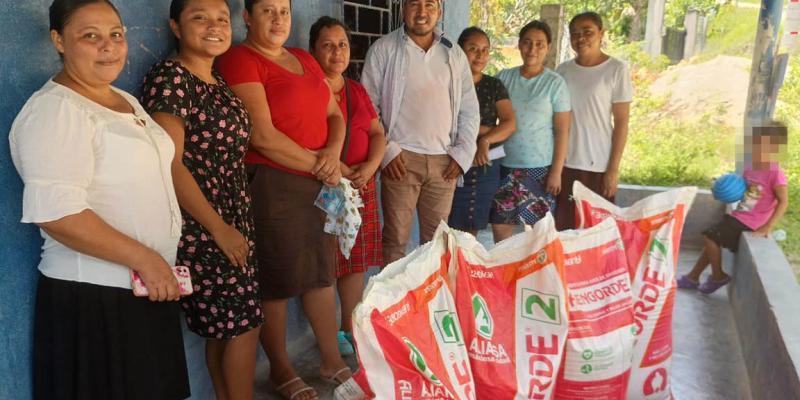 Fortalecen producción de 48 minigranjas avícolas de Petén