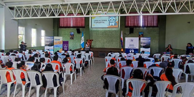 Jóvenes y niños aprenden protección animal y tenencia responsable