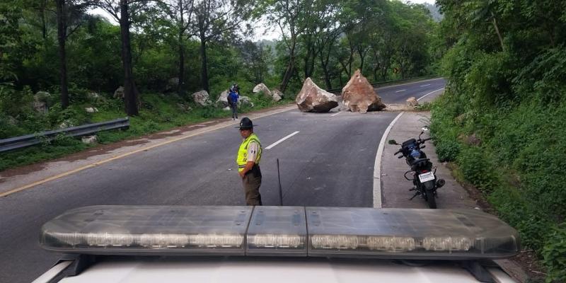 Zonas Viales trabajan para restablecer el paso en rutas bloqueadas por sismos
