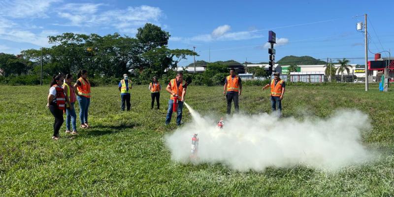 Aeropuerto Internacional Mundo Maya capacita a su personal en uso de extintores