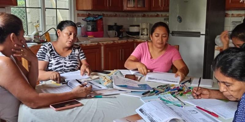¿Sabías que, a través de la radio, muchos guatemaltecos están aprendiendo a leer y a escribir?
