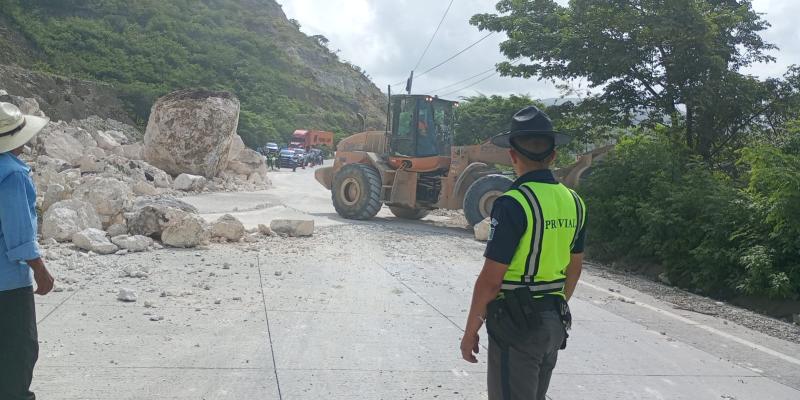 CIV atiende derrumbe en ruta al Atlántico y restablece parcialmente el paso vehicular