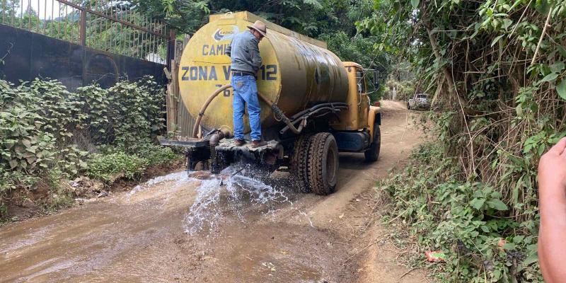Avanza construcción de vía temporal hacia Santa María de Jesús tras daños por sismos
