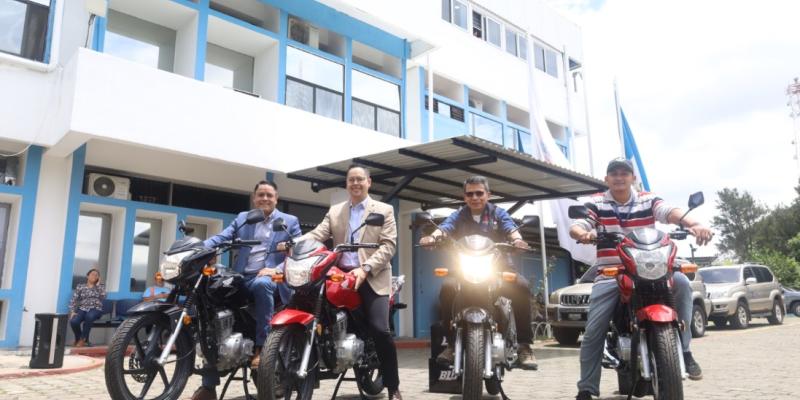 Entrega simbólica de motocicletas para fortalecer el servicio de mensajería en el Ministerio de Comunicaciones, Infraestructura y Vivienda