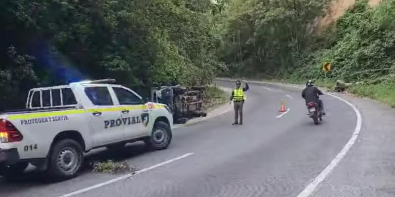 Brigadas de Provial atienden vuelco de camión en Antigua Guatemala