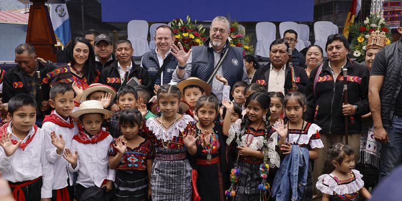 Entrega de adoquines en Santa Lucía Utatlán marca avances en la agenda territorial con autoridades indígenas