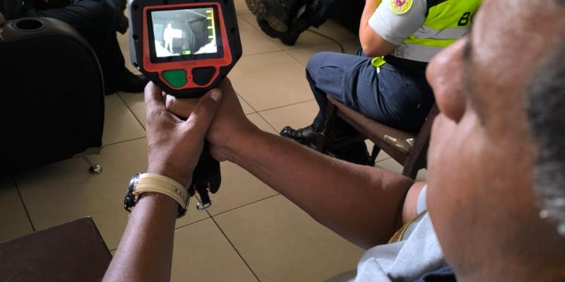 Este moderno equipo, diseñado originalmente para cuerpos de bomberos, permite detectar fuentes de calor a través de diferencias de temperatura