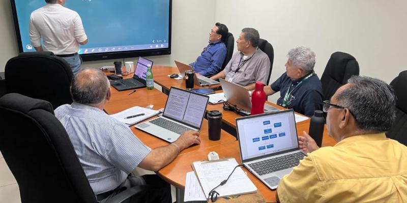 Durante varias jornadas de trabajo técnico, se revisaron y ajustaron manuales operativos usados por inspectores