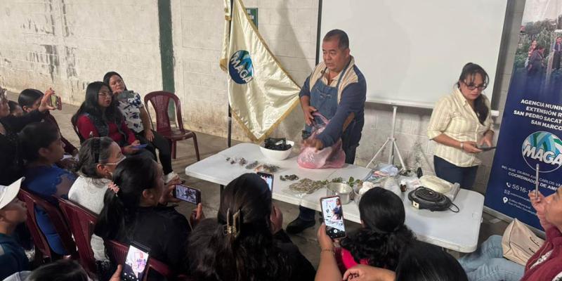 Agricultoras de San Marcos aprenden emprendimientos con plantas medicinales
