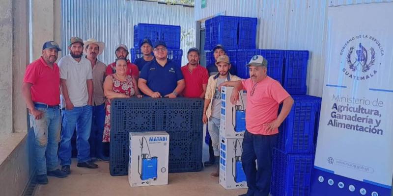 Entregan insumos y equipo a productores de Jalapa