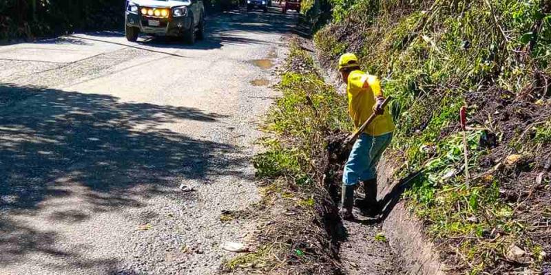 Continúan trabajos de limpieza y mantenimiento en ruta que conecta Fraijanes con Santa Rosa