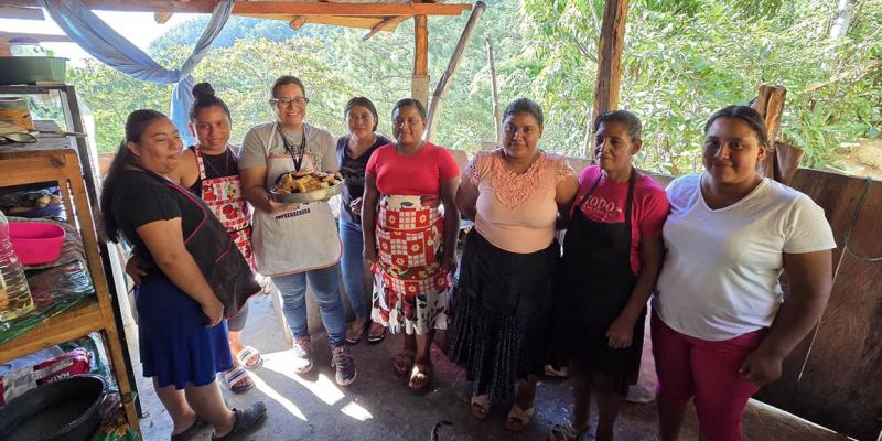 Madres de familia capacitadas en alimentación y uso de hortalizas en la dieta familiar