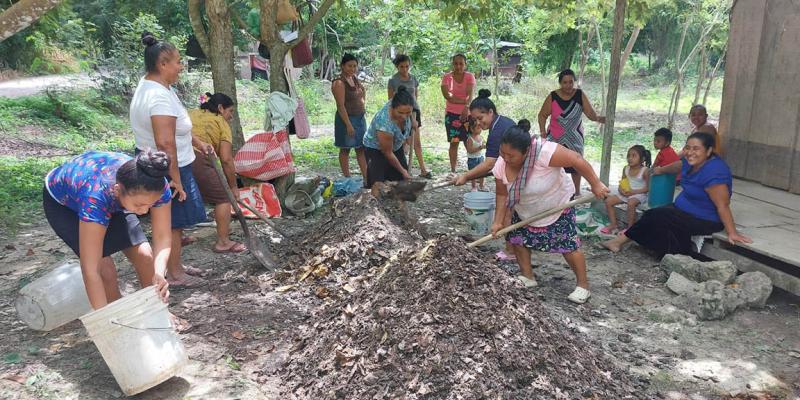 Mujeres del CADER se capacitan para mejorar la productividad agrícola
