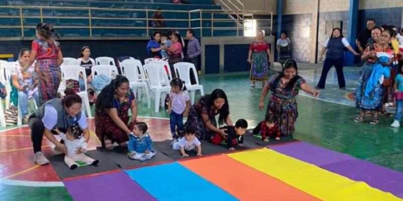 Bebés participan en Carrera de Gateo en Sumpango para promover la lactancia materna y el desarrollo en la primera infancia