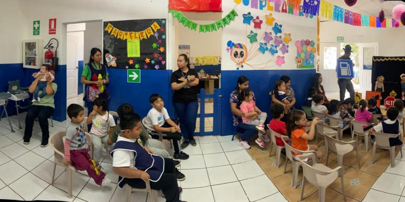 Niñas y niños de jardín infantil aprenden educación vial con divertidos juegos 