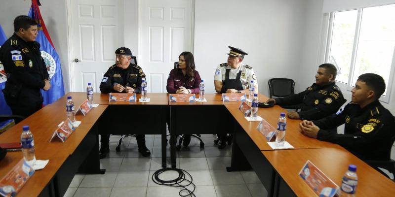 Viceministra Palencia supervisa labor policial en Petén