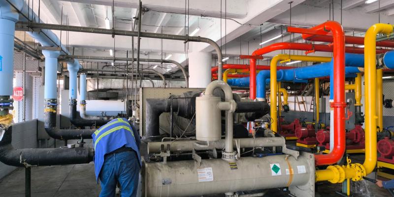 Se trata de cuatro nuevos chillers que reemplazarán a los equipos antiguos, los cuales han estado en funcionamiento durante varios años