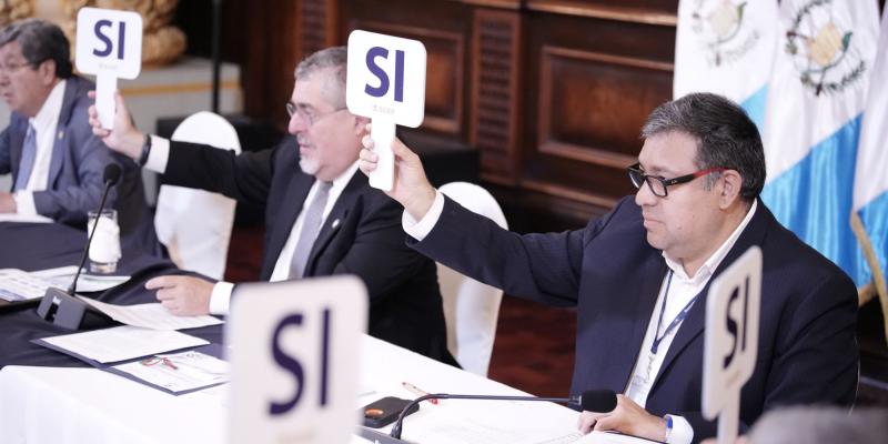 El presidente Bernardo Arévalo y el secretario Carlos Mendoza emitieron su voto como miembros del Conadur. 