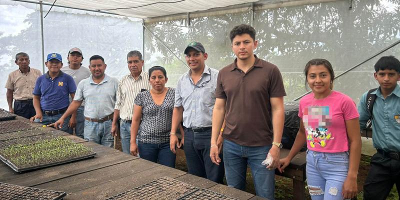 Capacitan a productores en producción de pilones y hortalizas