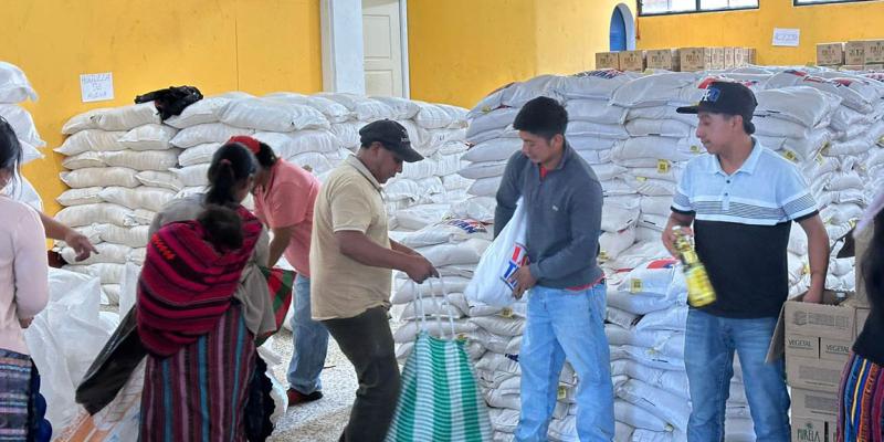 Entregan raciones alimentarias en Quiché, Petén y Chimaltenango