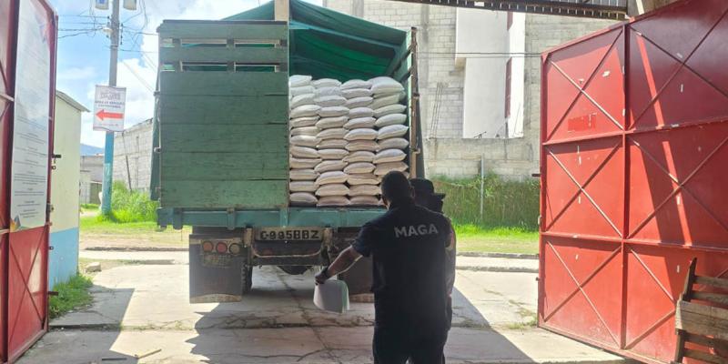 Reciben raciones de alimentos para familias de Quetzaltenango