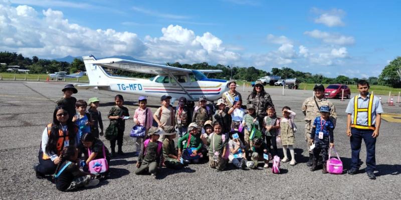 Infantes de Puerto Barrios viven la aviación de cerca.