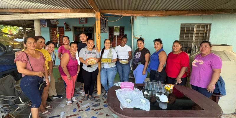 Capacitan a comunitarias de Izabal en prácticas alimentarias saludables