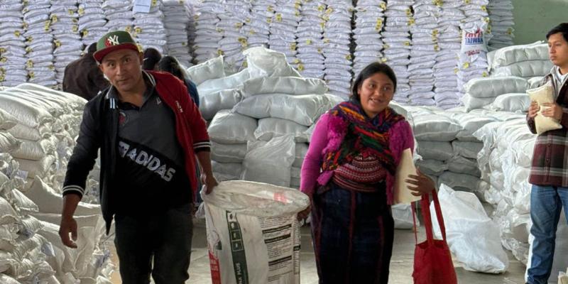 Entregan asistencia alimentaria a familias de Cabricán, Quetzaltenango