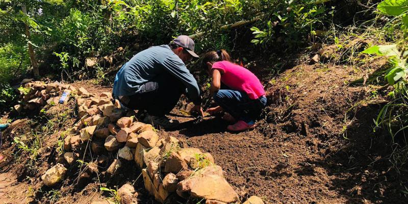 Escolares aprenden agricultura sostenible en huertos pedagógicos