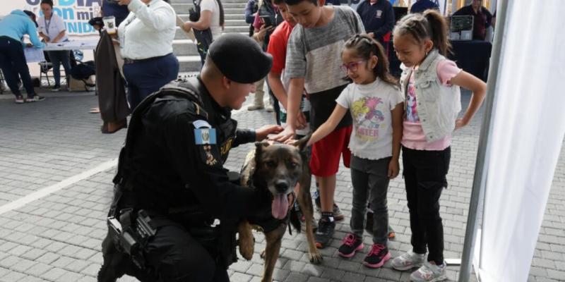 Familias de la zona 21 participan en actividad “Un día con mi comunidad”