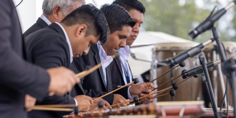 Marimbas deleitan a los asistentes en el natalicio de Miguel Ángel Asturias 