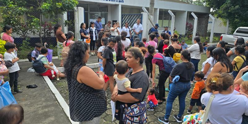 Madres de niños con desnutrición aguda reciben alimentos