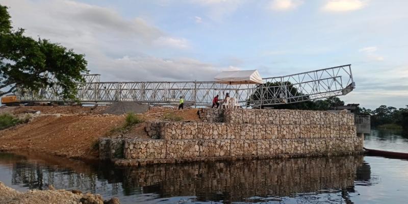 Bajo altas temperaturas, Caminos trabaja en el puente Bailey en Sayaxché
