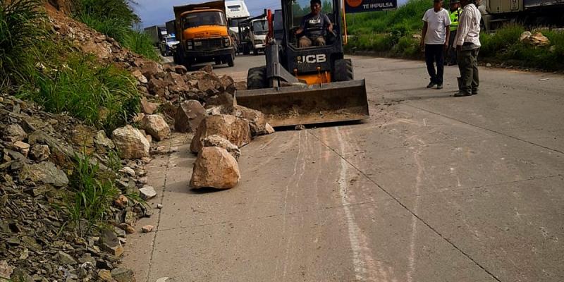 Caminos limpia derrumbe en la Ruta al Atlántico y mantiene el paso libre